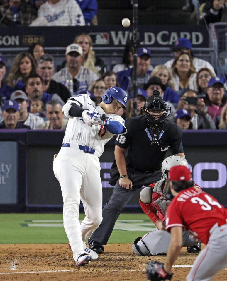 　ワイルドカードシリーズ第１戦のレッズ戦で、６回にこの試合２本塁打目となる２ランを放つ大谷（共同）