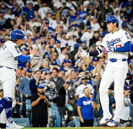 　六回、２打席連続アーチを放った大谷はＫ・ヘルナンデスとポーズをとる（ロサンゼルス・ドジャース提供）