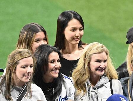 【写真】雰囲気違う？キケの激カワ長女が撮影　ドジャース奥さま集合写真がエモい