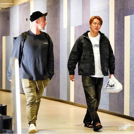 　球場入りする山本とロートベット（ロサンゼルス・ドジャース提供）