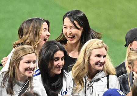 【写真】大谷翔平の妻・真美子さん　ド軍奥さま会集合写真で圧倒的存在感　高身長が栄えるショットに「超～綺麗」