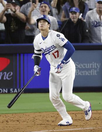 　レッズ戦の４回、右飛に倒れる大谷（共同）