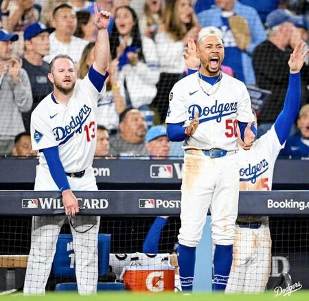 　ロハスの勝ち越し打にベンチを飛び出して絶叫するベッツ（右）＝ロサンゼルス・ドジャース提供