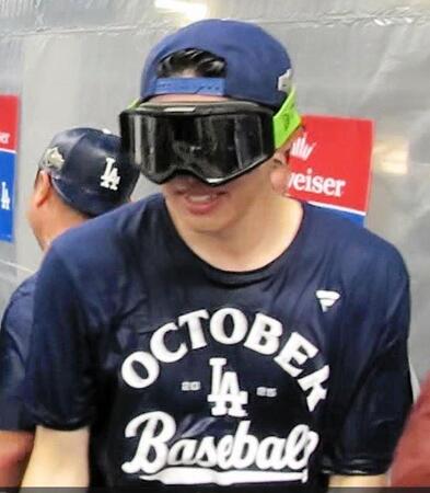 　シャンパンファイトで美酒を浴びる佐々木（撮影・小林信行）