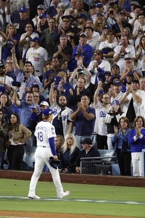 　レッズ戦の７回途中、ファンの拍手を浴びながらベンチに戻る山本（共同）