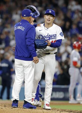 　レッズ戦の７回途中、降板する山本（右）＝共同