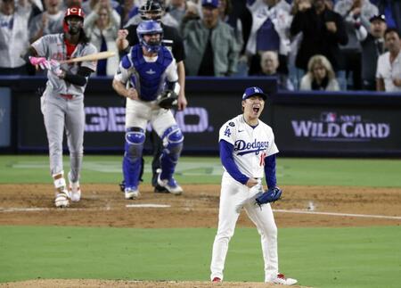 　レッズ戦の６回、満塁でデラクルスを空振り三振に仕留め、雄たけびを上げる山本（共同）