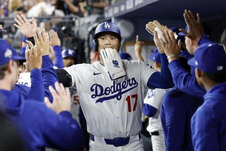 　レッズ戦の６回、後続の適時打で生還しチームメートに迎えられる大谷（共同）