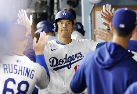 　レッズ戦の３回、チームメートとタッチを交わす進塁打を放った大谷（共同）