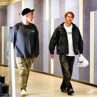 　球場入りする山本とロートベット（ロサンゼルス・ドジャース提供）