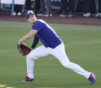 　キャッチボールする大谷（共同）