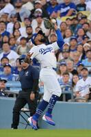 落球するＴ・ヘルナンデス（写真提供・Ｉｍａｇｎ／ロイター／アフロ）