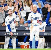　ロハスの勝ち越し打にベンチを飛び出して絶叫するベッツ（右）＝ロサンゼルス・ドジャース提供