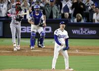 　レッズ戦の６回、満塁でデラクルスを空振り三振に仕留め、雄たけびを上げる山本（共同）