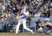 　レッズ戦の６回、右前適時打を放つ大谷（共同）