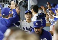 　レッズ戦の６回、無死満塁のピンチを切り抜け、チームメートに迎えられる山本（共同）