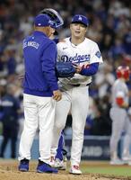 　レッズ戦の７回途中、降板する山本（右）＝共同