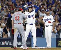 　レッズ戦の６回、右前適時打を放った大谷（中央）＝共同