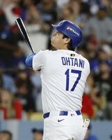 　レッズ戦の４回、右飛に倒れる大谷（共同）