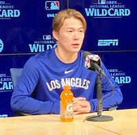 　試合後、報道陣の質問に答える山本（撮影・小林信行）