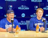 　試合後の会見で笑みを浮かべる山本と園田通訳（撮影・小林信行）