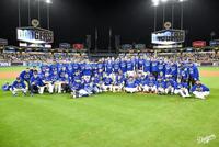 　試合後、記念撮影を行ったドジャースナイン（ロサンゼルス・ドジャース提供）