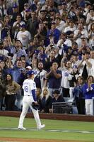 　レッズ戦の７回途中、ファンの拍手を浴びながらベンチに戻る山本（共同）