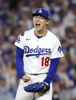 　レッズ戦の６回、無死満塁のピンチを切り抜け、雄たけびを上げる山本（共同）