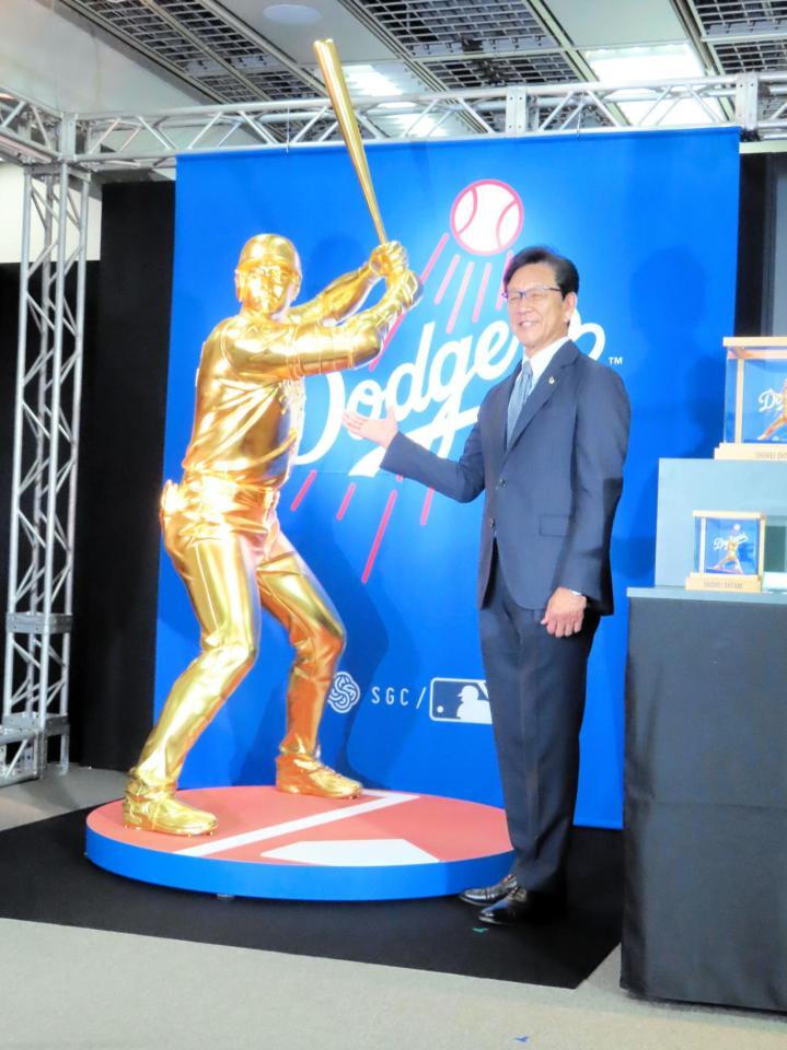 　大谷の等身大の黄金像と笑顔で記念撮影に臨む栗山英樹氏