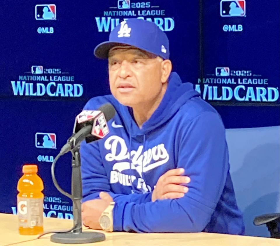 　試合前、リリーフ陣について語るロバーツ監督（撮影・小林信行）