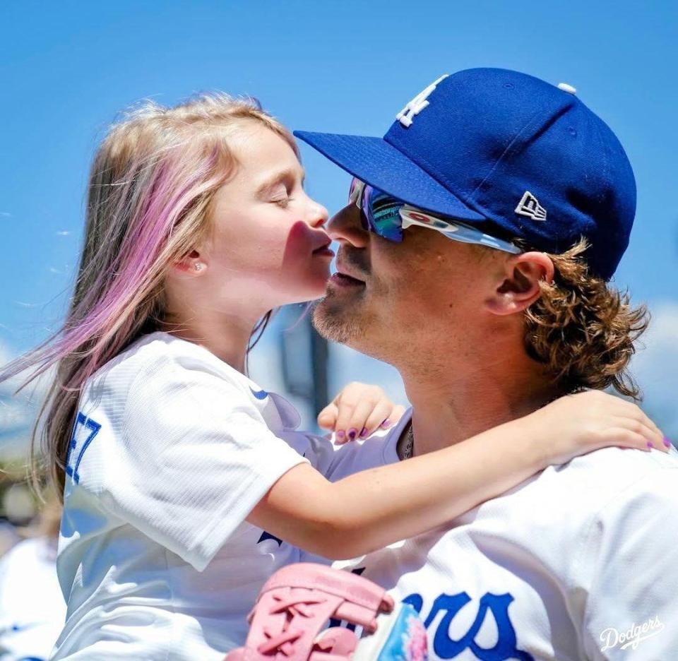 　始球式を務めキケ・ヘルナンデスに抱きかかえられる長女・ペネロペちゃん（ロサンゼルス・ドジャース提供）