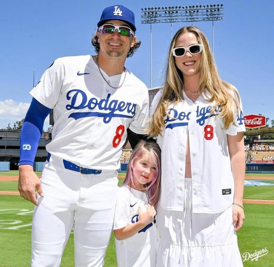 　始球式を務めたキケ・ヘルナンデスの長女・ペネロペちゃん。右は妻・マリアナさん（ロサンゼルス・ドジャース提供）