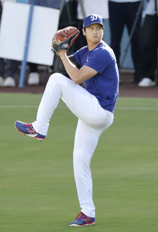 　キャッチボールする大谷（共同）