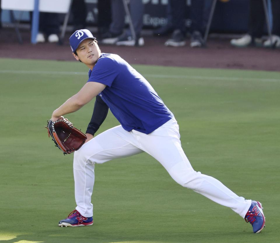 　キャッチボールする大谷（共同）