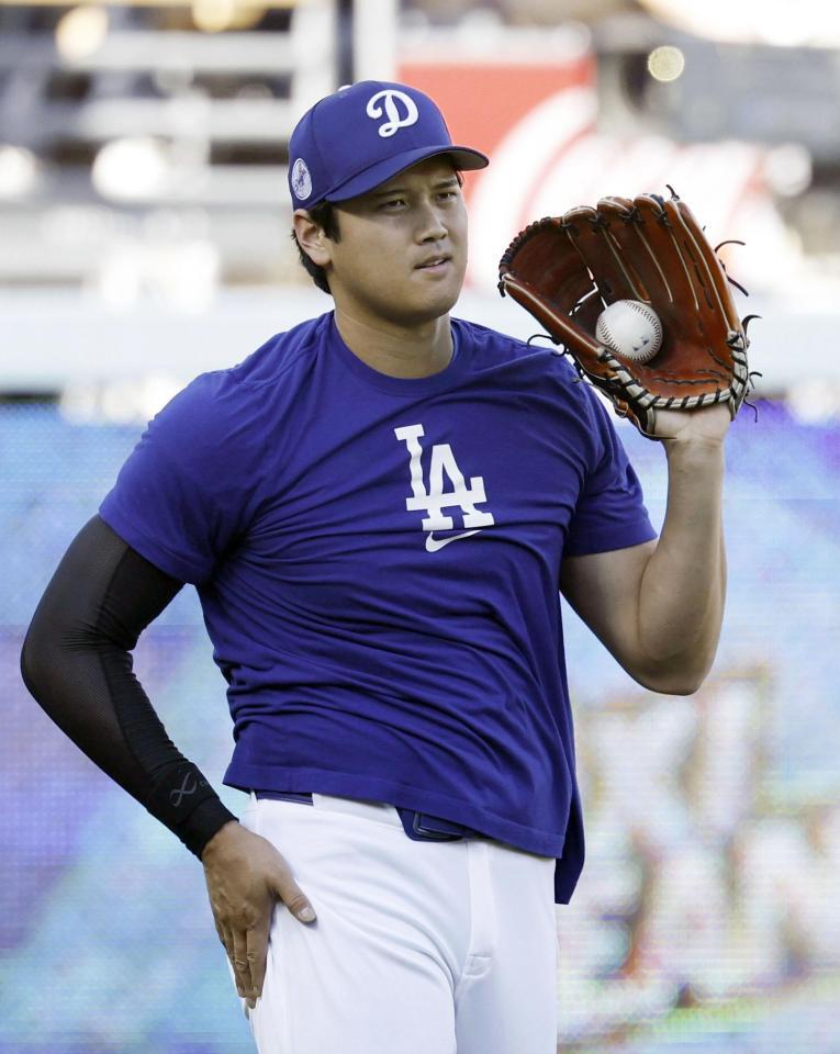 　キャッチボールをする大谷（共同）