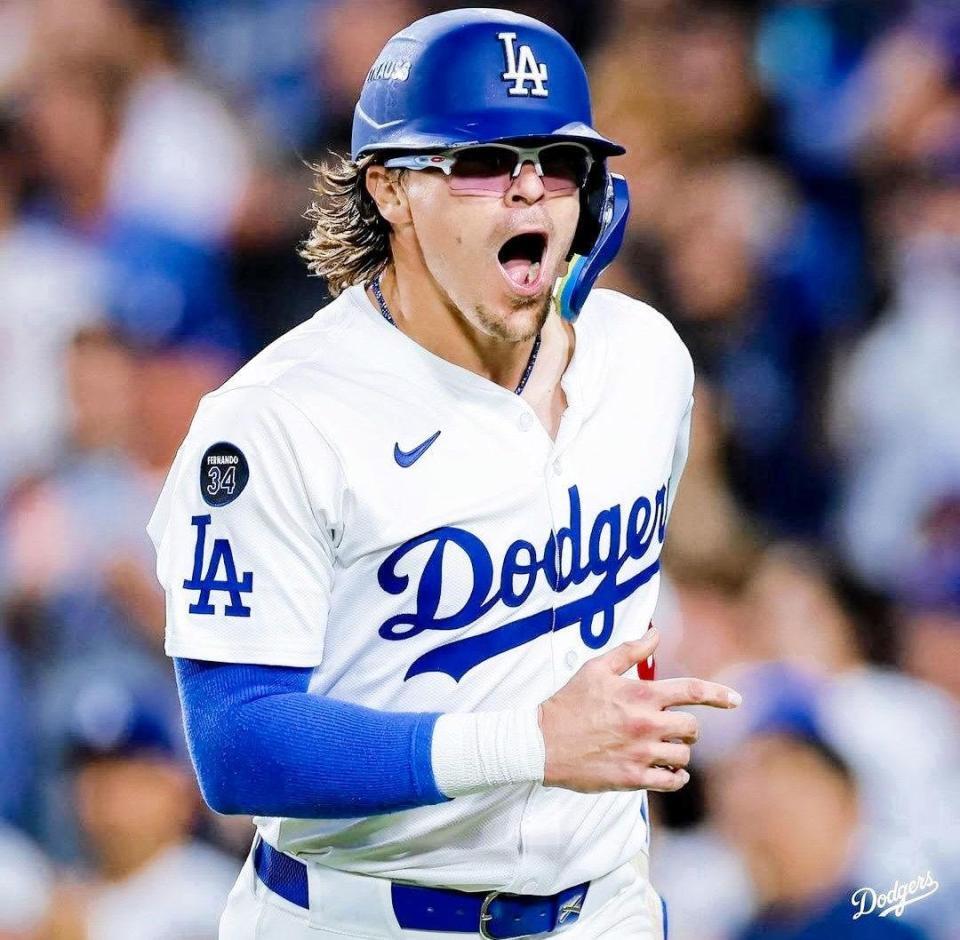 　四回、逆転のホームを踏み雄たけびをあげるキケ・ヘルナンデス（ロサンゼルス・ドジャース提供）