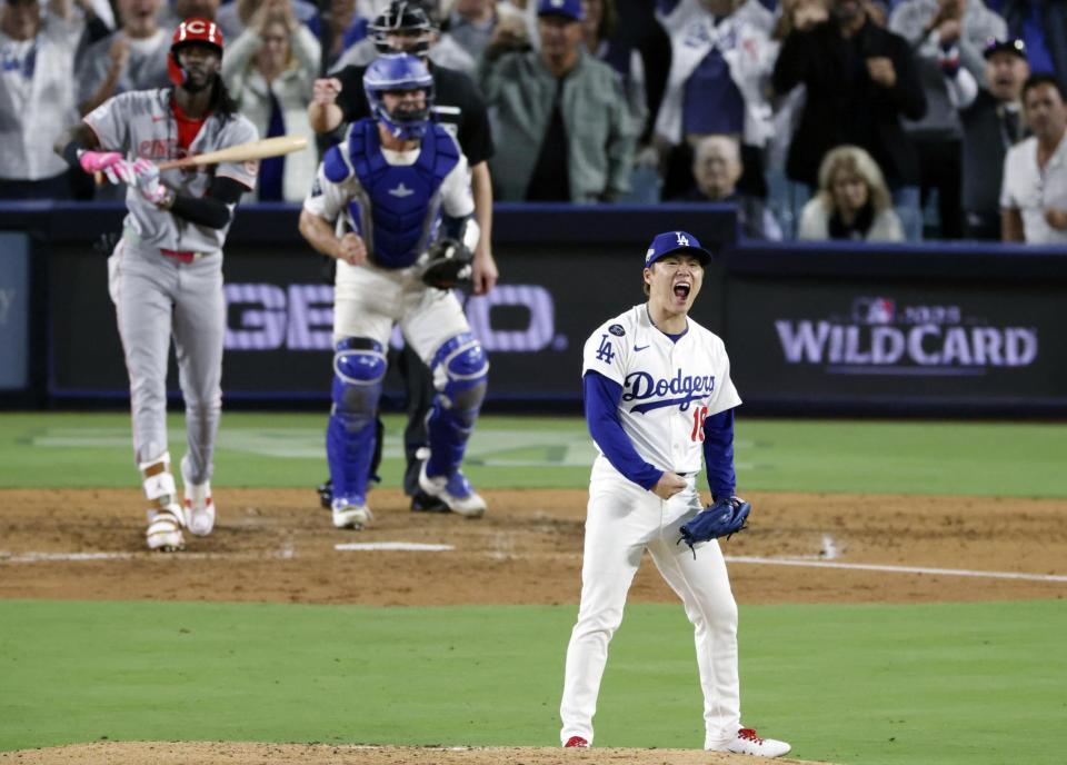 　レッズ戦の６回、満塁でデラクルスを空振り三振に仕留め、雄たけびを上げる山本（共同）