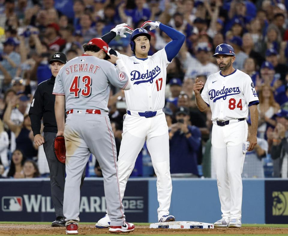 　レッズ戦の６回、右前適時打を放った大谷（中央）＝共同