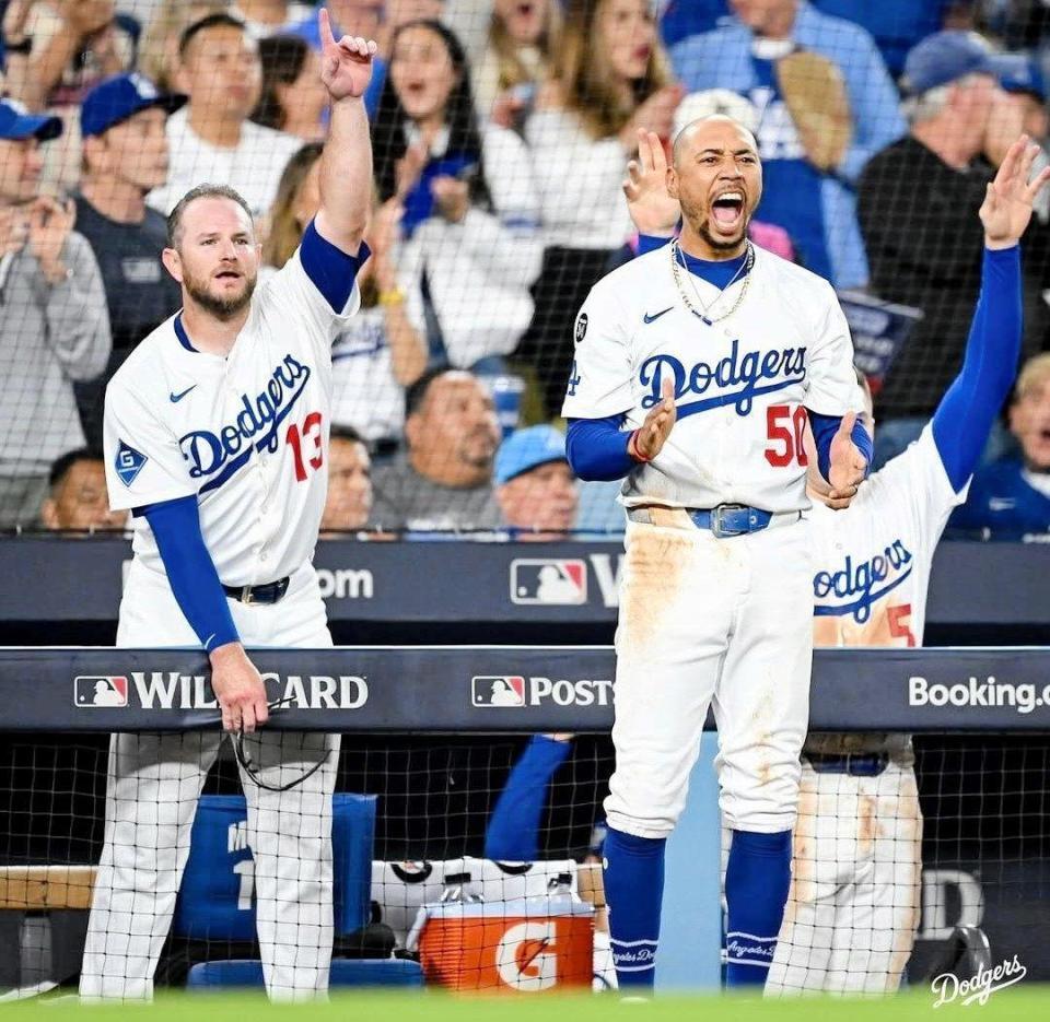 　ロハスの勝ち越し打にベンチを飛び出して絶叫するベッツ（右）＝ロサンゼルス・ドジャース提供