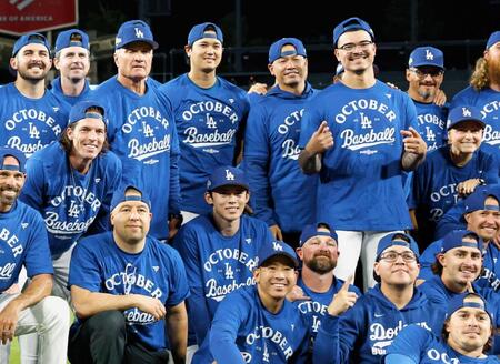 　プレーオフ地区シリーズ進出を決め、記念撮影するドジャース・大谷（奥左から３人目）、佐々木（前列中央）ら（共同）