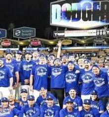 　列の最後方で左手を懸命に伸ばした山本（ロサンゼルス・ドジャース提供）