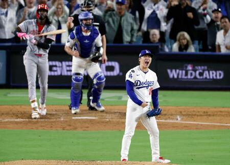 　６回、満塁でデラクルスを空振り三振に仕留め、雄たけびを上げるドジャース・山本（共同）