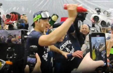 　シャンパンファイトを楽しむ大谷（撮影・小林信行）