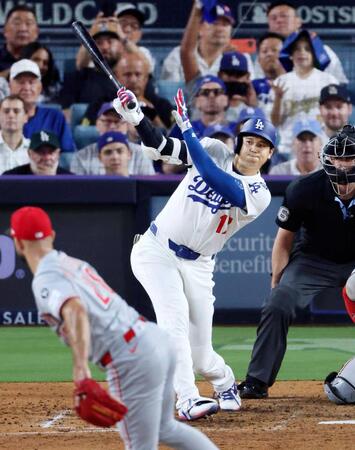 　６回、右前適時打を放つドジャース・大谷。投手マルティネス（共同）