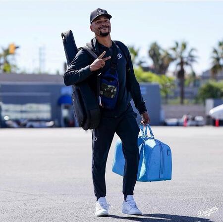 　フィラデルフィアへの機内に向かうムーキー・ベッツ（ロサンゼルス・ドジャース提供）