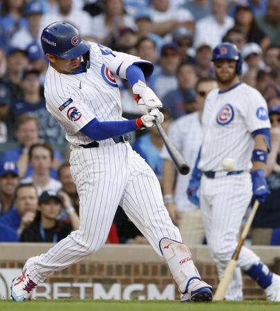 　パドレス戦の２回、二塁打を放つカブス・鈴木（共同）