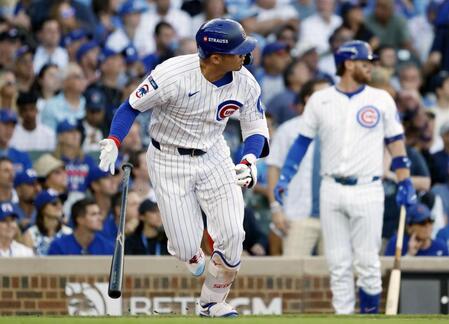 　パドレス戦の２回、二塁打を放つカブス・鈴木（共同）