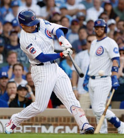 　パドレス戦の２回、二塁打を放つカブス・鈴木＝シカゴ（共同）