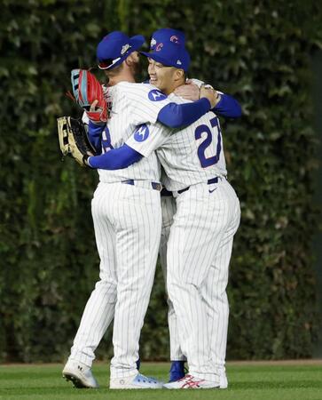 　パドレスに勝利し地区シリーズ進出を決め、喜ぶカブス・鈴木（右）ら（共同）