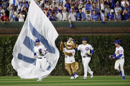 　パドレスに勝利し地区シリーズ進出を決め、喜ぶカブス・鈴木（中央）ら（共同）